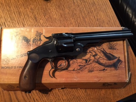 VENDO REVOLVER MODELO RUSIAN C/ 45 COLT COMPRADO NUEVO CON UNOS 150 DISPAROS
BIEN DE TODO. LO VENDO POR 01