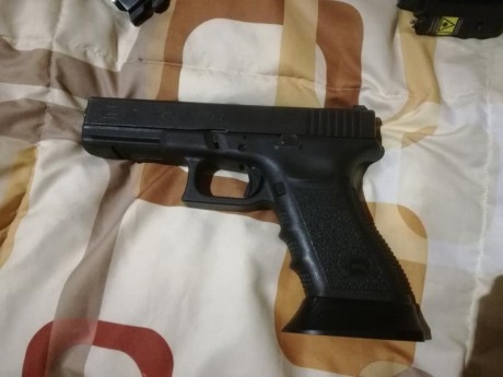 Vendo glock 17 gen3
Con dos cañones extra de 9 mm
Uno roscado para poner  freno u otros accesorios
Con 02