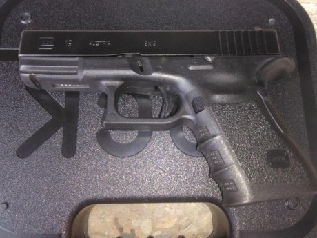 Con dos cargadores de 15 y uno de 19, baqueta y caja originales.
Puntos de fibra HiViz, rabera y retenidas 31