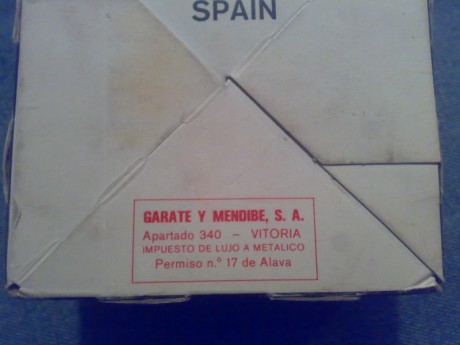 Es una vieja caja de cartuchos del 12 de cartón que me gustaría datar y saber mas o menos su valor actual.

Pongo 01