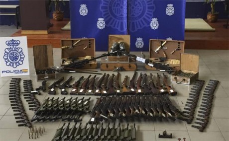 Pues eso, acabo de leer la noticia en "La Razon", parece una gran operacion.

https://www.larazon.es/espana/incautadas-numerosas-armas-en-una-operacion-policial-en-getxo-BO14293277

Saludos. 110
