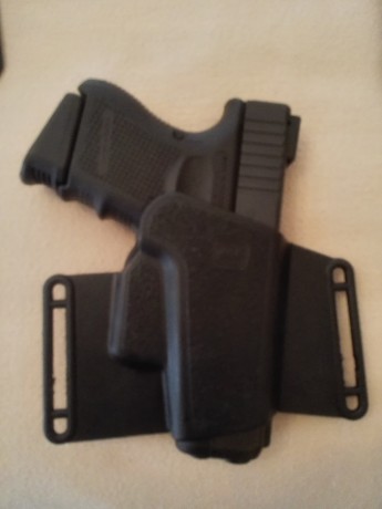 Funda rígida Glock original exterior ,creo que es valida para todos los modelos,  y una interior que también 02