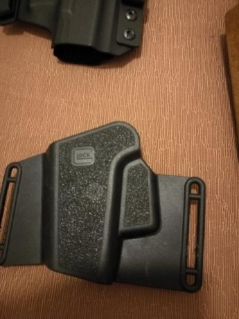 Funda rígida Glock original exterior ,creo que es valida para todos los modelos,  y una interior que también 01
