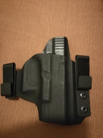 Funda rígida Glock original exterior ,creo que es valida para todos los modelos,  y una interior que también 00