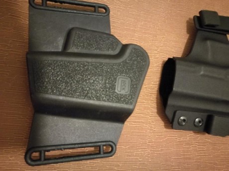 Funda rígida Glock original exterior ,creo que es valida para todos los modelos,  y una interior que también 12