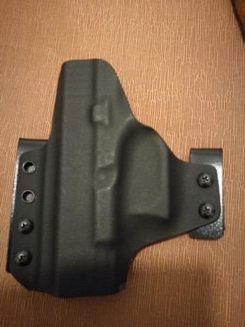 Funda rígida Glock original exterior ,creo que es valida para todos los modelos,  y una interior que también 11