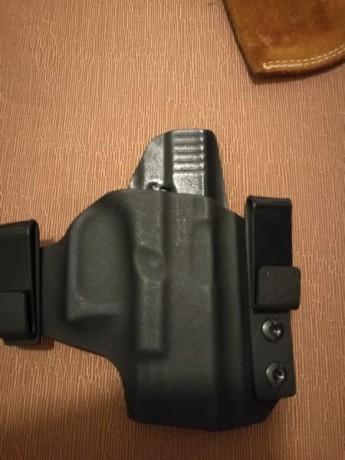 Funda rígida Glock original exterior ,creo que es valida para todos los modelos,  y una interior que también 10