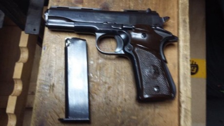 Vendo mi pistola llama del 9 corto con un cargador en buen estado, el precio de venta es 100 euros portes 02