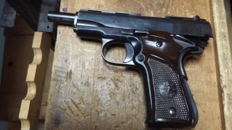 Vendo mi pistola llama del 9 corto con un cargador en buen estado, el precio de venta es 100 euros portes 00