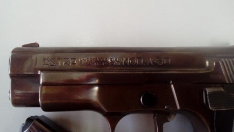 Un amigo pone a la venta su Astra A80.
Según me dice, el arma no llega a haber disparado 20 cartuchos 02