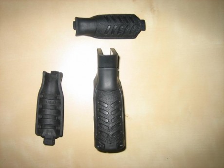 Hola. Vendo empuñadura para AK47, con lomos intercambiables, y portaobjetos interior. Está en Astúrias. 01