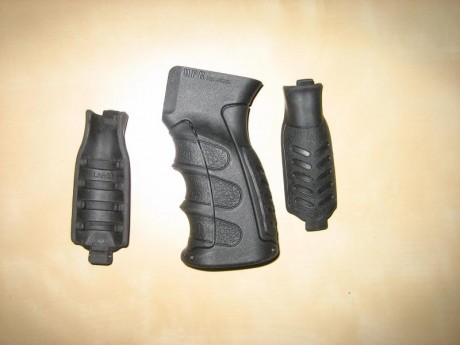 Hola. Vendo empuñadura para AK47, con lomos intercambiables, y portaobjetos interior. Está en Astúrias. 00