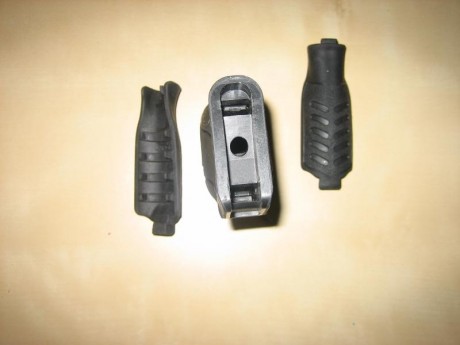 Hola. Vendo empuñadura para AK47, con lomos intercambiables, y portaobjetos interior. Está en Astúrias. 10