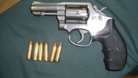 Revolver Acero Inox. SMITH & WESSON MOD. 65 de 3 pulgadas, empuñadura goma que da muy buen agarre, 02