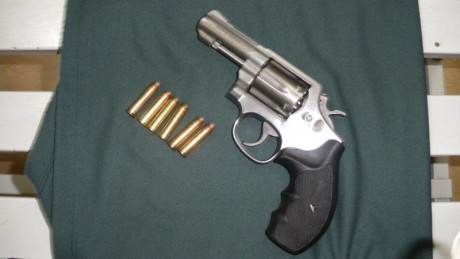 Revolver Acero Inox. SMITH & WESSON MOD. 65 de 3 pulgadas, empuñadura goma que da muy buen agarre, 00
