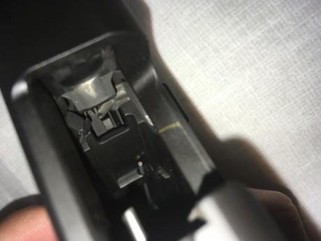 Pues eso, os dejo una foto del arañazo que tiene en la foto. Es en la parte que expulsa el casquillo. 00