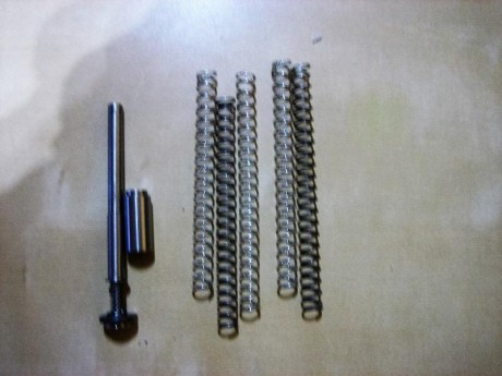 Hola.  Vendo este juego de muelles, guía y casquillo en acero inox. de la marca DPM. Prácticamente nuevo. 01