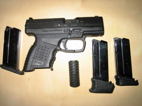 Hola. Un amigo vende este arma con solo 70 disparos realizados. Tiene un cargador extra de 8 disparos, 02