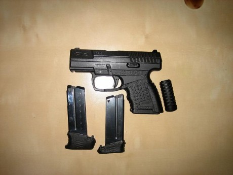 Hola. Un amigo vende este arma con solo 70 disparos realizados. Tiene un cargador extra de 8 disparos, 01