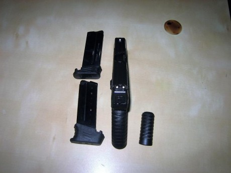 Hola. Un amigo vende este arma con solo 70 disparos realizados. Tiene un cargador extra de 8 disparos, 00