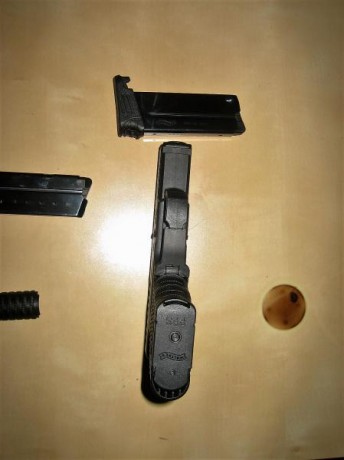 Hola. Un amigo vende este arma con solo 70 disparos realizados. Tiene un cargador extra de 8 disparos, 12