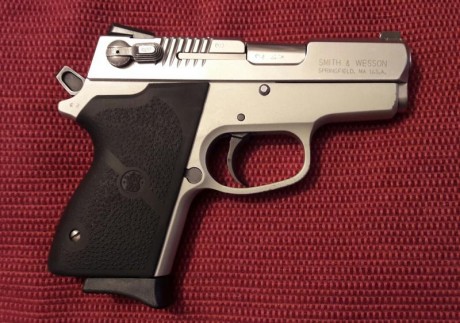   Hola compis. Vendo en Madrid esta preciosa Smith Wesson CS9. Con maletin, instrucciones y sus dos cargadores. 01