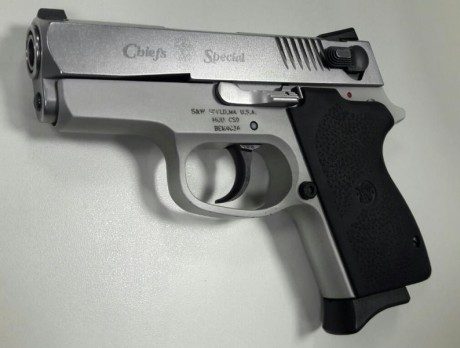  Hola compis. Vendo en Madrid esta preciosa Smith Wesson CS9. Con maletin, instrucciones y sus dos cargadores. 30