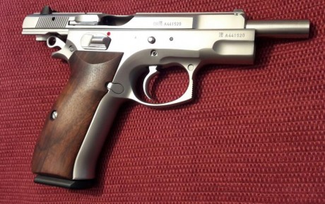   Vendo en Madrid esta preciosidad en acero inox. Con tres cargadores (dos originales de 16 y uno Mec-Gar 12