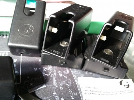 Hola a todos, VENDO, por limpieza de armario,    DOS Porta cargadores UNIVERSALES de la marca GHOST, modelo 02