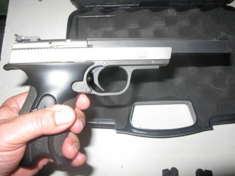 Buenas tardes, vendo la pistola de referencia que pertenece a mi hijo, que estudia fuera y los pocos tiros 01