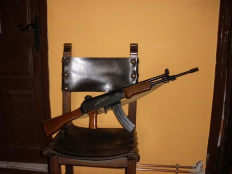 Vendo carabina cal. 22 marca ADLER mod. Jager réplica fusil israelí GALIL, con correa y dos cargadores. 02