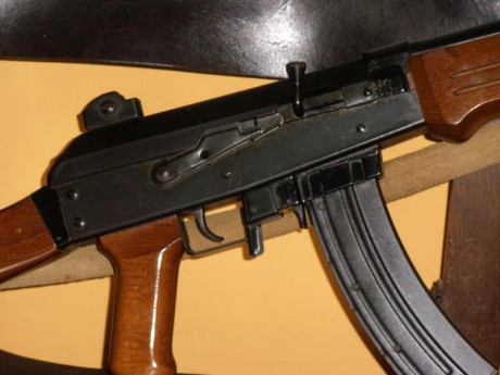 Vendo carabina cal. 22 marca ADLER mod. Jager réplica fusil israelí GALIL, con correa y dos cargadores. 01