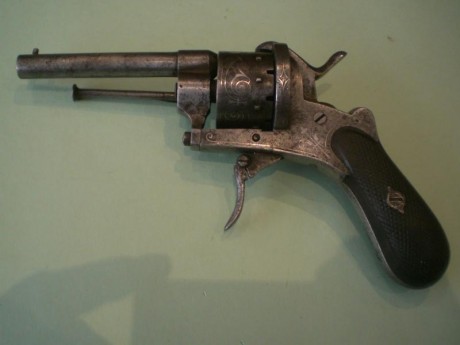 Vendo revólver sistema Lefaucheux de calibre 7 mm, inscrito en el libro de coleccionista, de 10 recámaras. 01