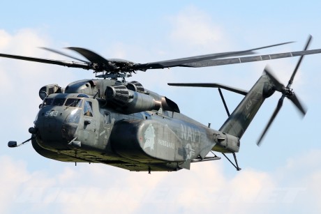 Pues eso, en este hilo pretendo deleitaros como amantes de los aviones de combate que sois muchos, con 121