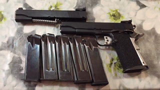 Llama 45 con Kit del 9x19, mas tres cargadores del 45 y 2 del 9.
Esta muy bien conservada y ambos cañones 01
