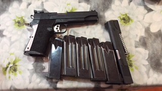 Llama 45 con Kit del 9x19, mas tres cargadores del 45 y 2 del 9.
Esta muy bien conservada y ambos cañones 00