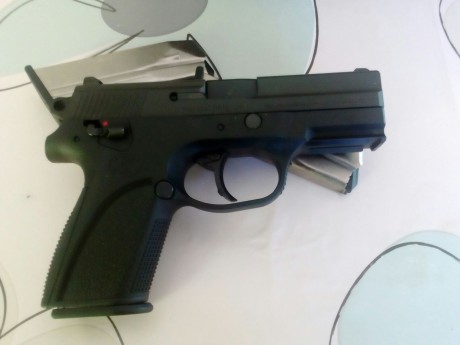 ----- VENDIDA -----

Se vende pistola compacta 9 mm pb,muy buen estado,3 cargadores de 15,caja original,un 141
