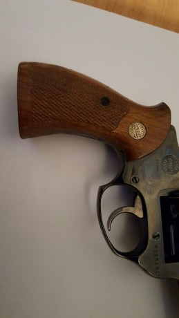 Hola. Un amigo vende este revolver de 9 disparos muy bien conservado. Está en Asturias, con licencia "F",. 01