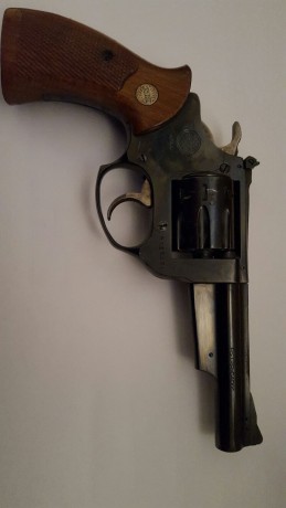 Hola. Un amigo vende este revolver de 9 disparos muy bien conservado. Está en Asturias, con licencia "F",. 00