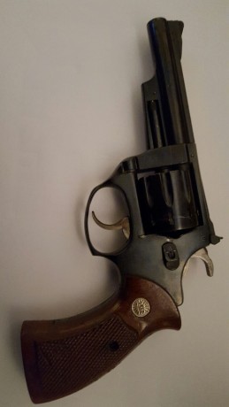 Hola. Un amigo vende este revolver de 9 disparos muy bien conservado. Está en Asturias, con licencia "F",. 12