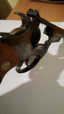 Hola. Un amigo vende este revolver de 9 disparos muy bien conservado. Está en Asturias, con licencia "F",. 11