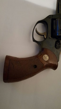 Hola. Un amigo vende este revolver de 9 disparos muy bien conservado. Está en Asturias, con licencia "F",. 10