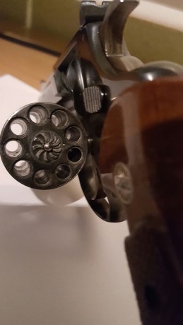 Hola. Un amigo vende este revolver de 9 disparos muy bien conservado. Está en Asturias, con licencia "F",. 20