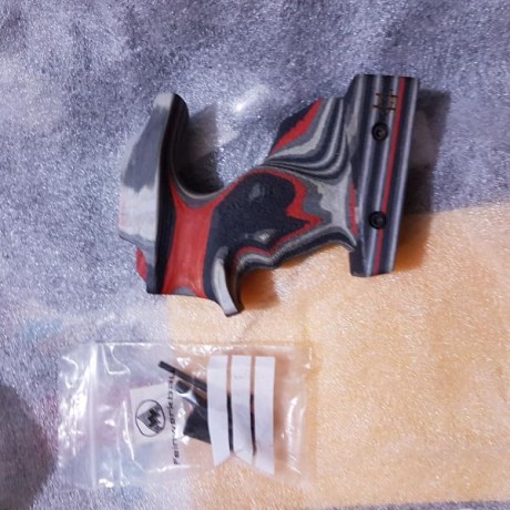 Vendo empuñadura zurda  para Feinwerkbau laminada. Talla M. Marca Morini, compatible con P34, 44 y otras. 02