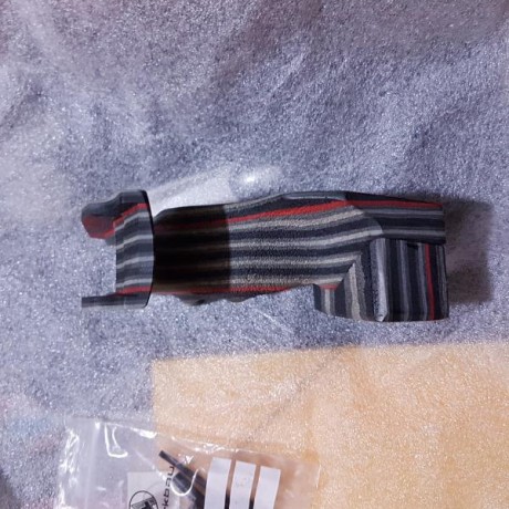 Vendo empuñadura zurda  para Feinwerkbau laminada. Talla M. Marca Morini, compatible con P34, 44 y otras. 00