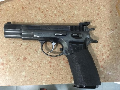 Hola amigos! ya que se muestran tantas armas buenas creo que a los propietarios de una cz 75 se nos tendría 90