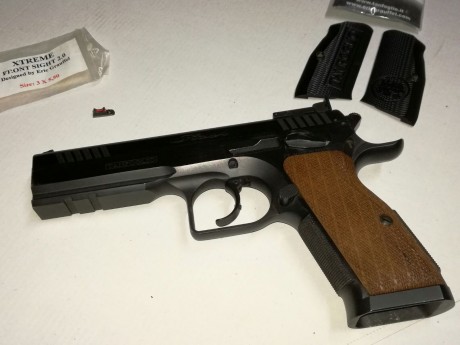 Pues eso, tal como reza el enunciado un amigo pone a la venta TANGFOGLIO STOCK III de 9 mm. PB 
el arma 01