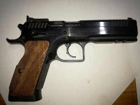 Pues eso, tal como reza el enunciado un amigo pone a la venta TANGFOGLIO STOCK III de 9 mm. PB 
el arma 00