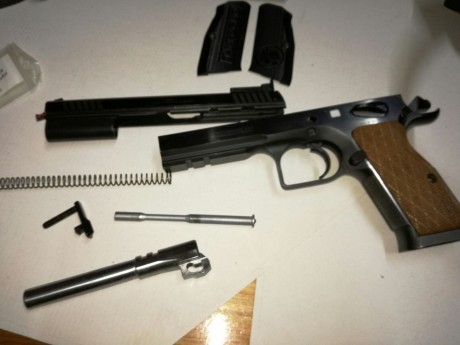 Pues eso, tal como reza el enunciado un amigo pone a la venta TANGFOGLIO STOCK III de 9 mm. PB 
el arma 11