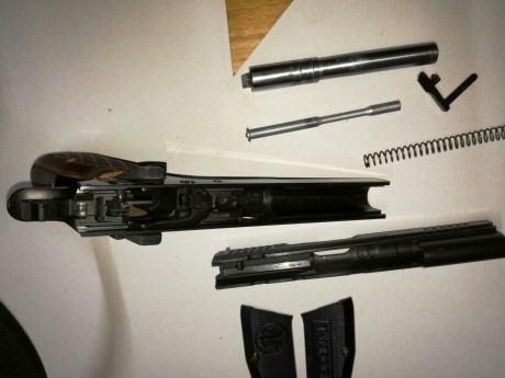 Pues eso, tal como reza el enunciado un amigo pone a la venta TANGFOGLIO STOCK III de 9 mm. PB 
el arma 10